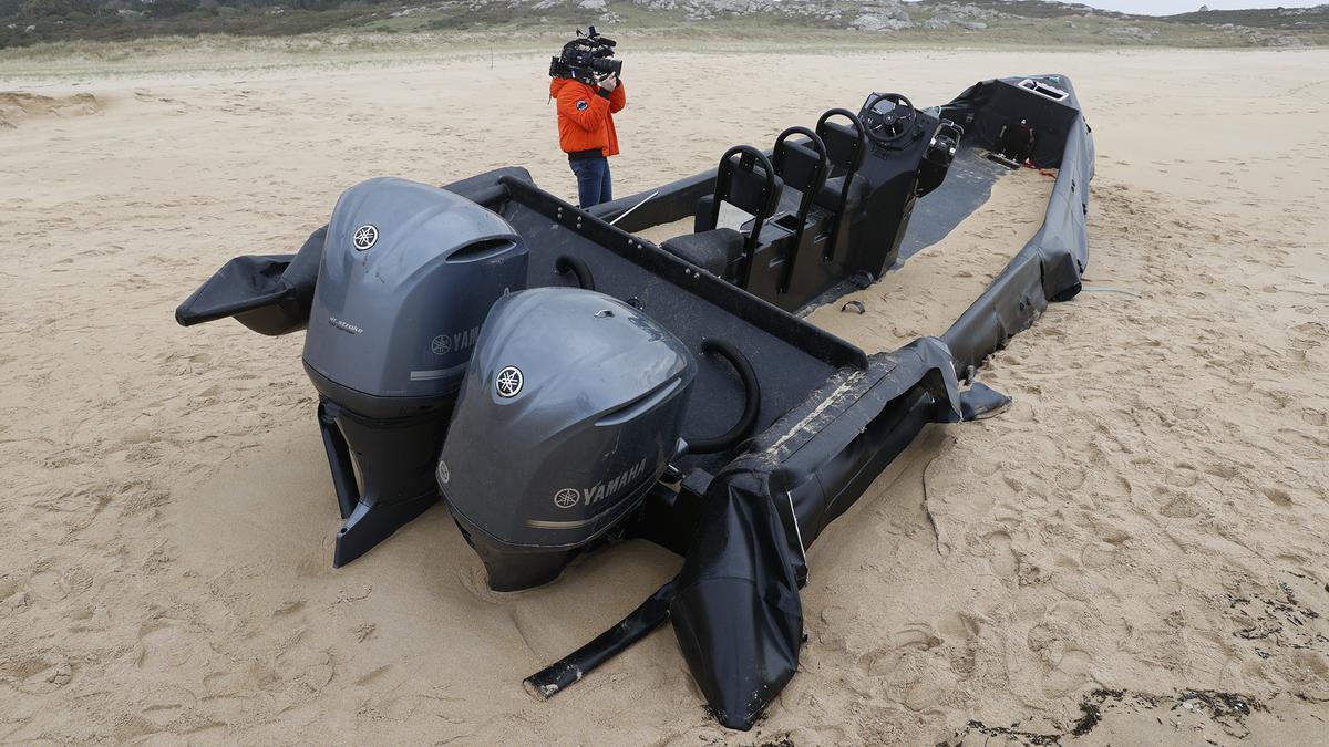 Una de las planeadoras abandonadas en playas del Barbanza.