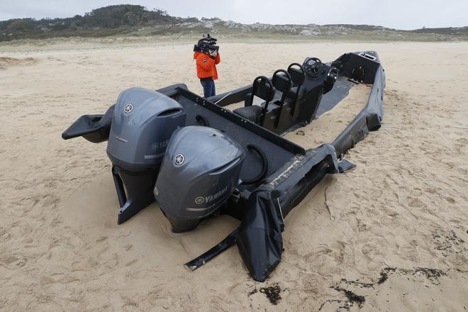 Narcolanchas abandonadas con potentes motores en playas de la ría de Arousa