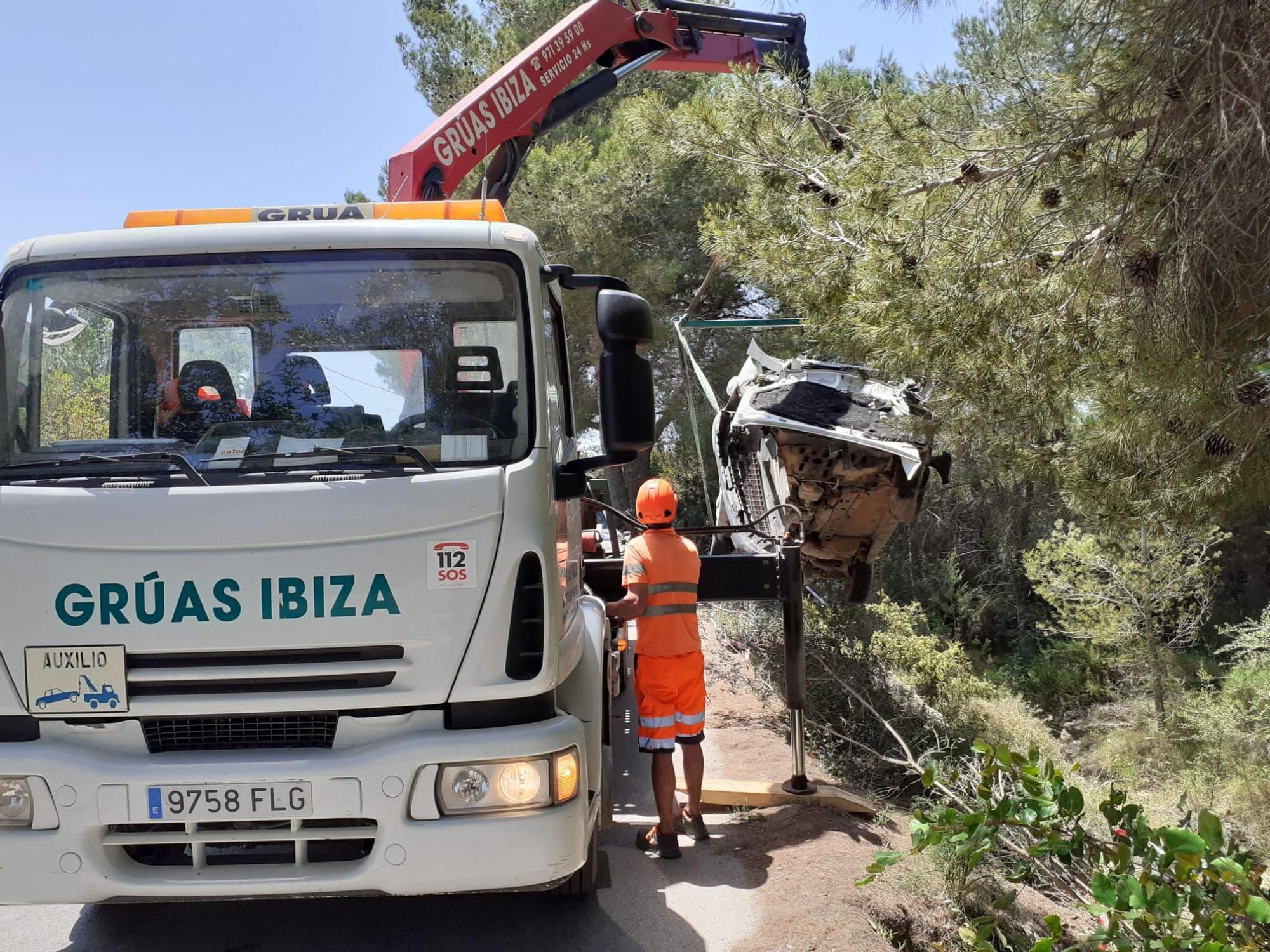 Retiran una furgoneta que llevaba semanas en un torrente de Ibiza