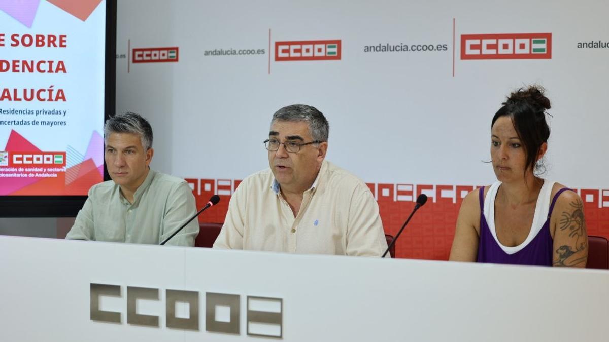 Los responsables de la FSS CCOO Andalucía durante la rueda de prensa en la que han presentado el informe.