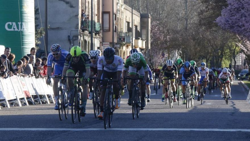 Varios corredores circulan por la Avenida la Feria