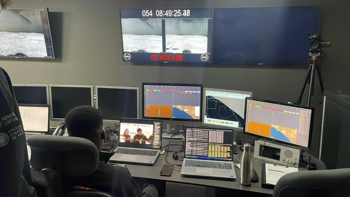 El equipo siguiendo desde la sala de control el lanzamiento del cohete Faraday Rocketry UPV