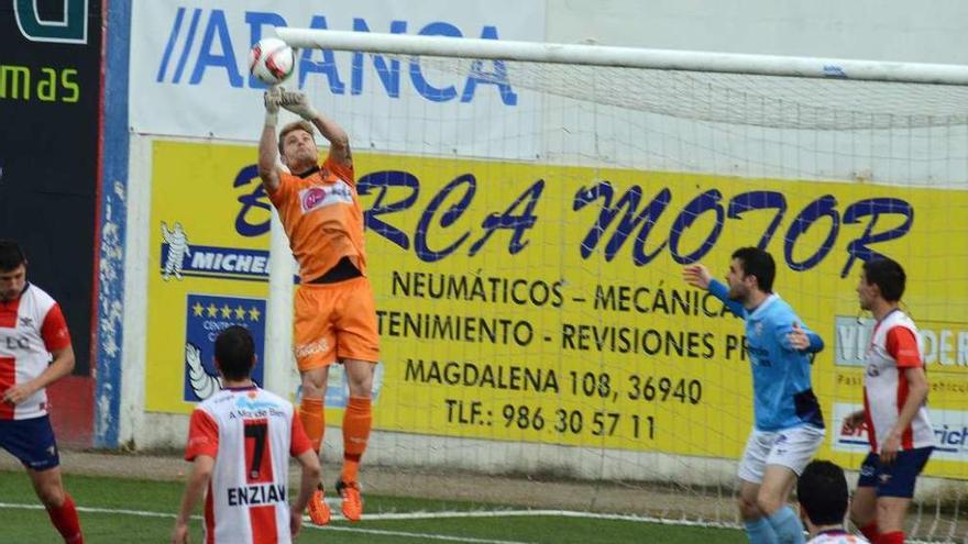 Martín, del Alondras, atrapa el balón ante un jugador del Ribadeo. // Gonzalo Núñez