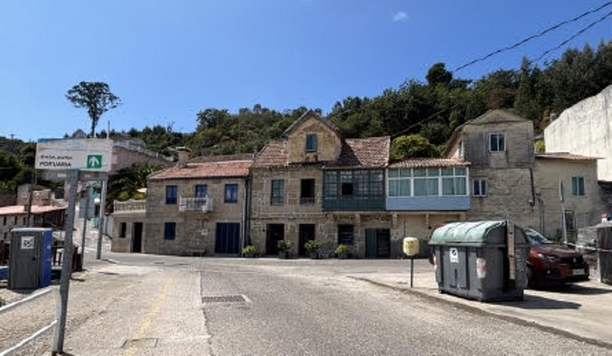 El tercer conjunto de viviendas catalogadas en la Praia de Beluso, justo delante de la entrada al puerto.
