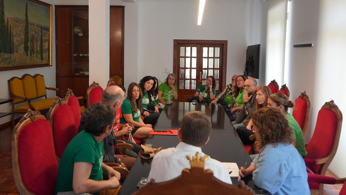 Reunión de docentes con el Ayuntamiento de Xàtiva, ayer lunes.