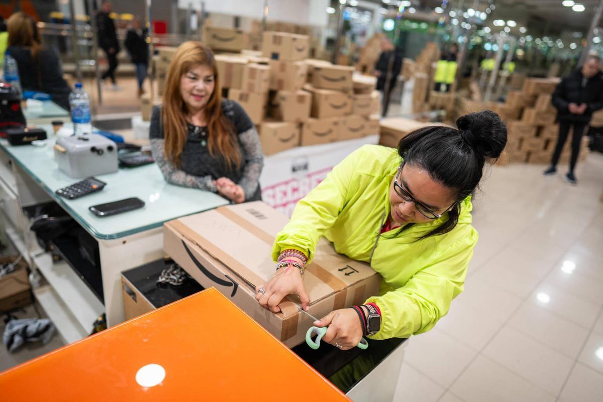 Sara, poco antes de descubrir el contenido de la caja sopresa que acababa de comprar