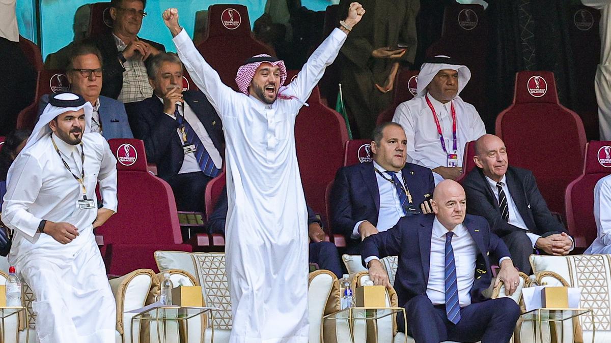 Mohamed bin Salmán, príncipe heredero de Arabia Saudí, celebra un gol en el Mundial de Qatar junto al presidente de la FIFA, Gianni Infantino.