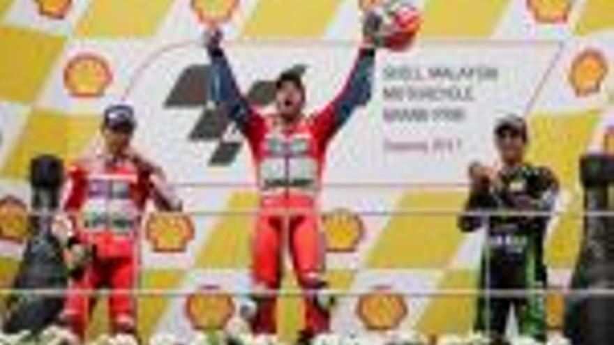 Andrea Dovizioso va guanyar a Malàisia i Márquez haurà d&#039;esperar a València per ser campió.