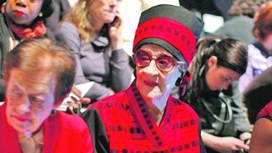 A la izquierda, Zelda Kaplan presencia el desfile minutos antes de sufrir el infarto que acabaría con su vida. A la derecha, Kaplan es trasladada al hospital.