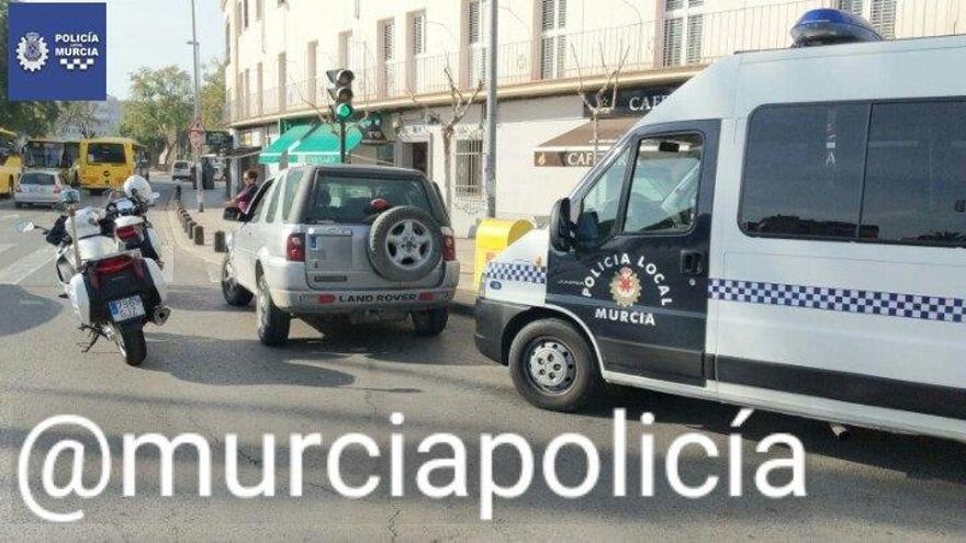 Pillado fumando un porro mientras conducía por el fuerte olor que desprendía