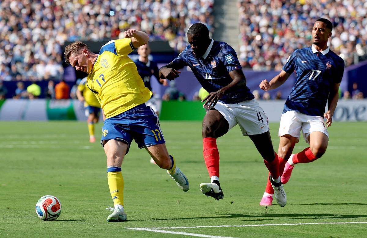 Gyokeres y Upamecano luchan por un balón en el Francia - Suecia