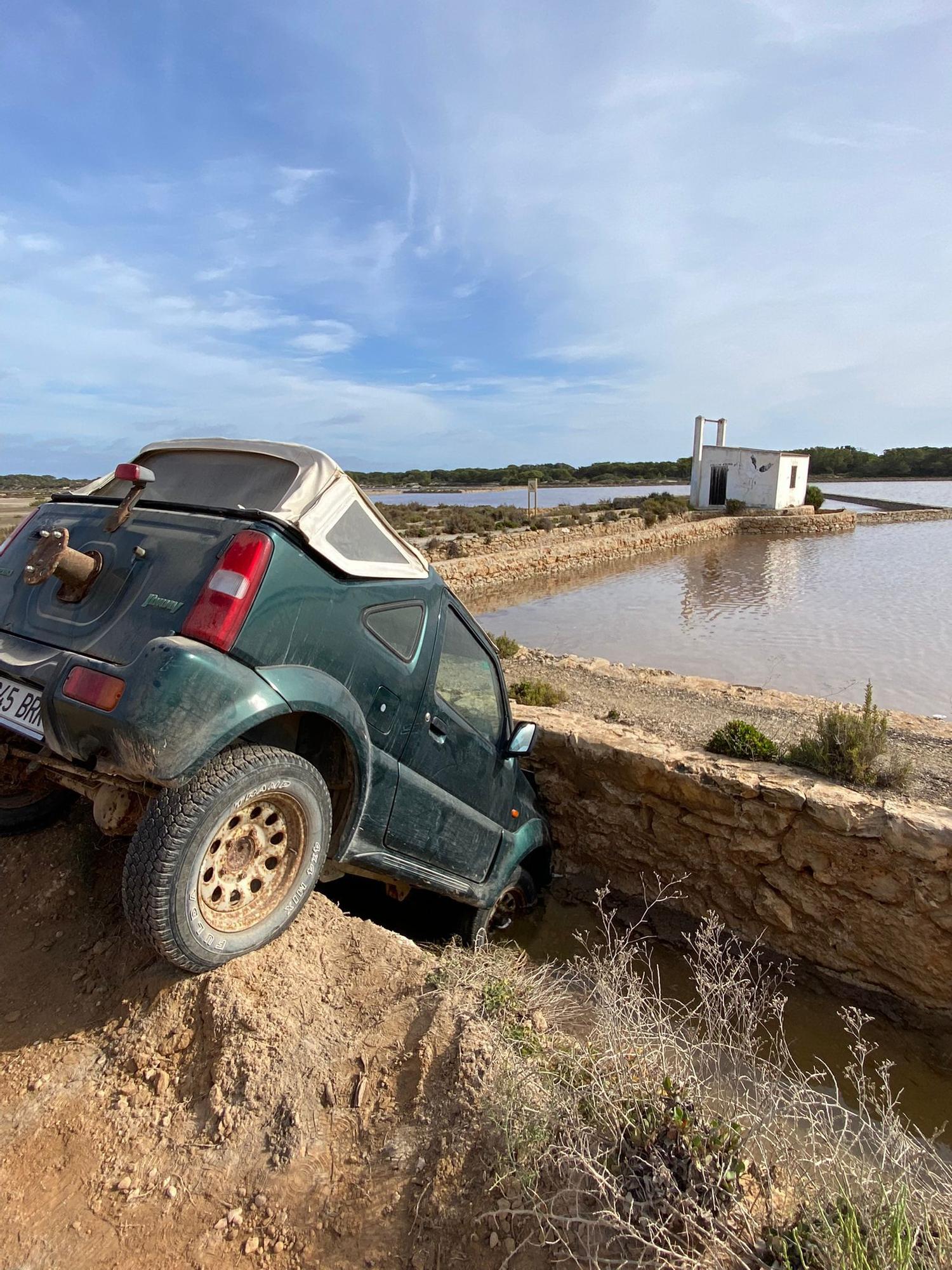 El coche, en la zanja.