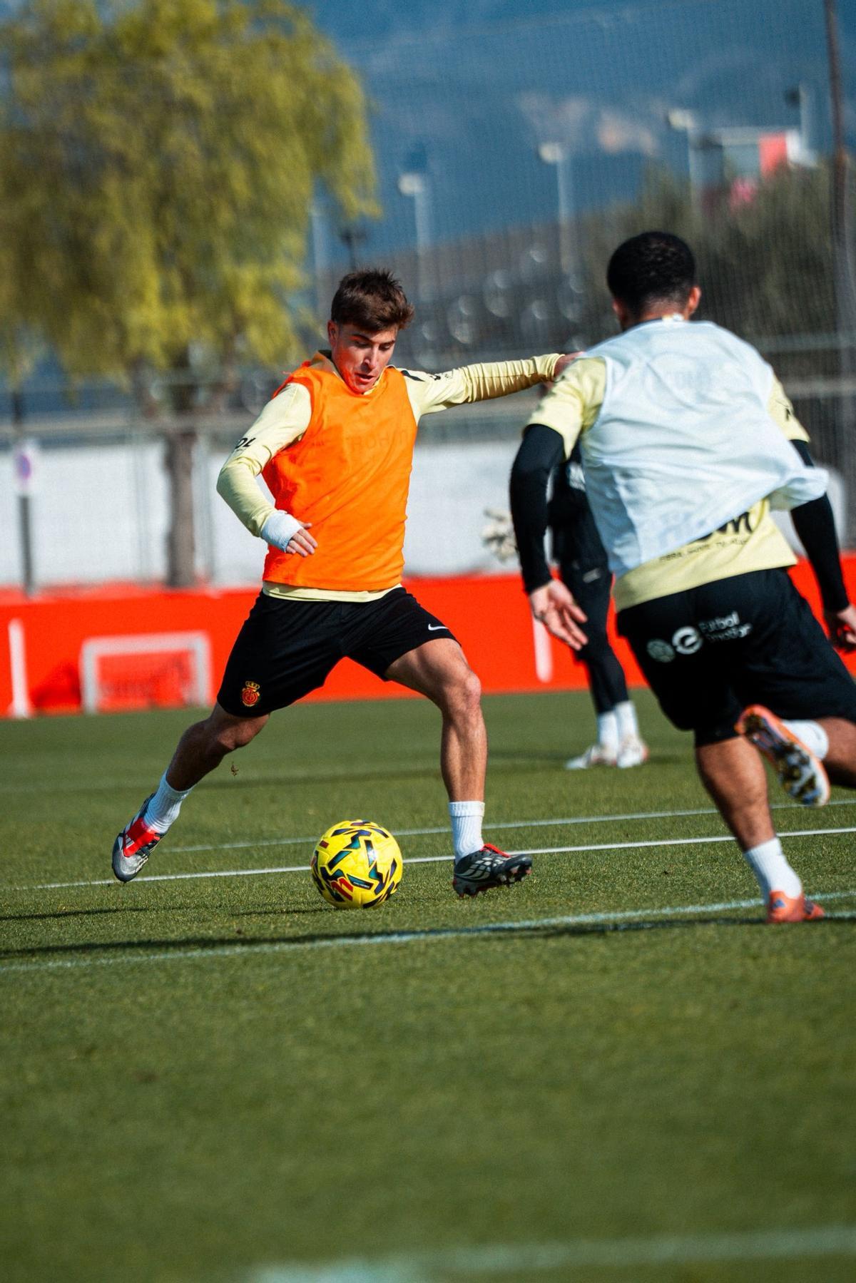 Pablo Torre conduce el balón durante un entrenamiento de esta semana.