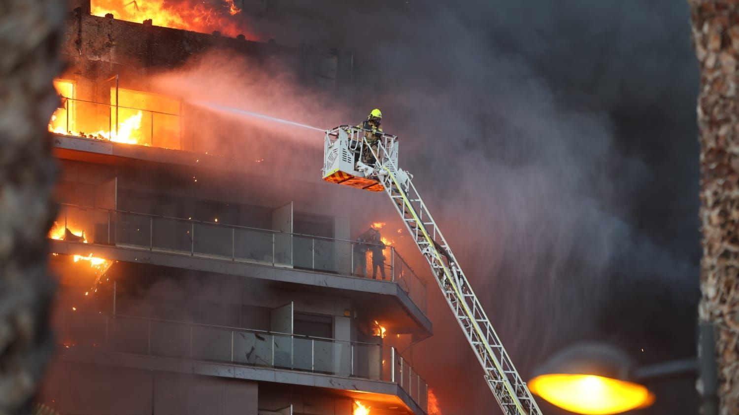 Bilder des Großbrandes in einem Wohnblock in Valencia