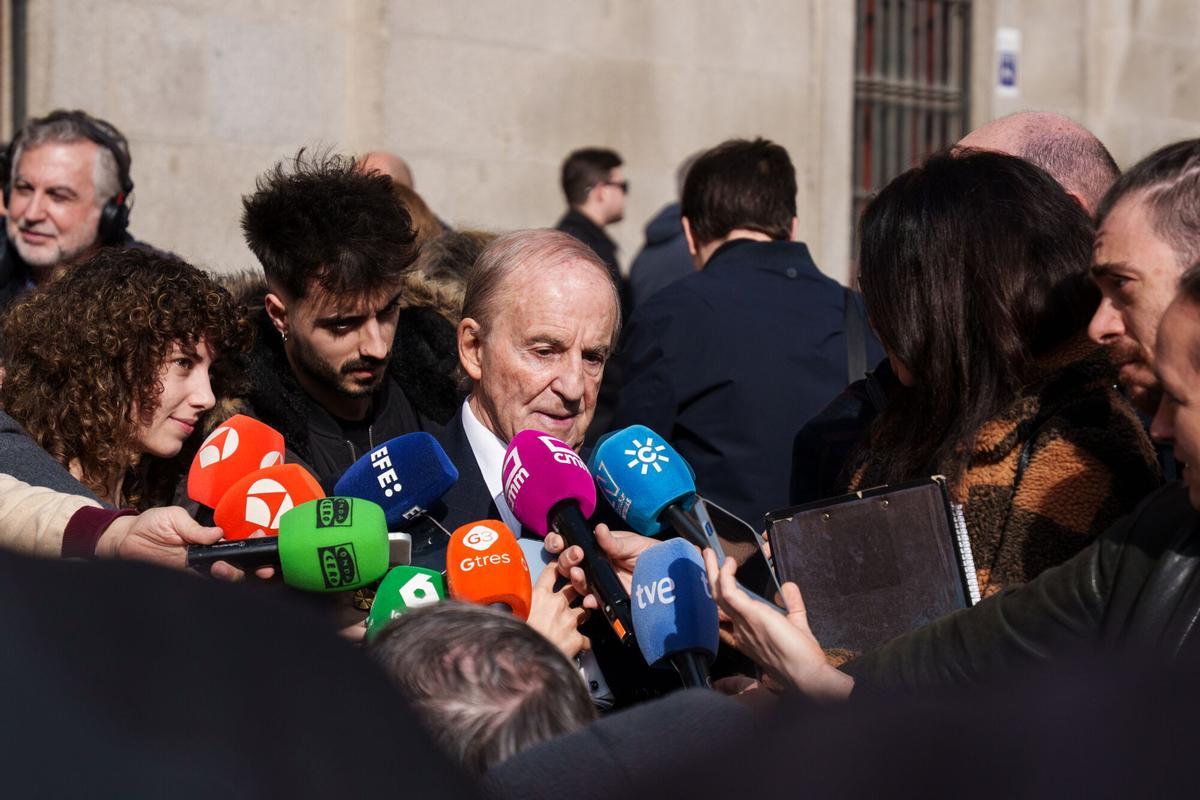 El periodista José María García, a su llegada a la capilla ardiente por Raúl del Pozo.