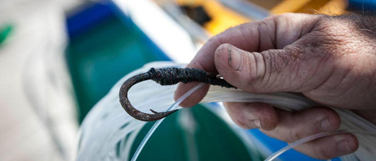 Arte de pesca en manos de un trabajador del mar.