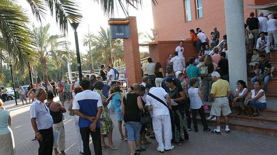 Las oficinas del DNI y del pasaporte de la Comisaría de Elche suelen registrar una mayor afluencia de ciudadanos en verano.