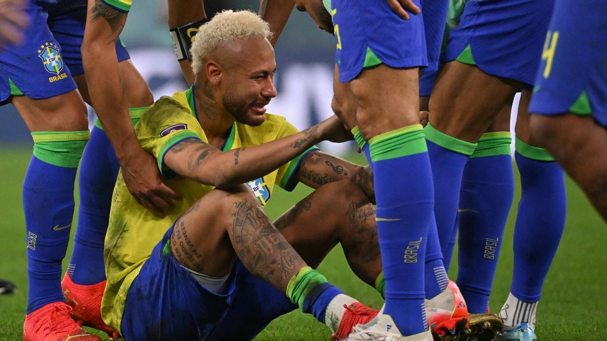 Neymar es consolado por sus compañeros después de perder el partido de fútbol de cuartos de final de la Copa Mundial de Qatar 2022.