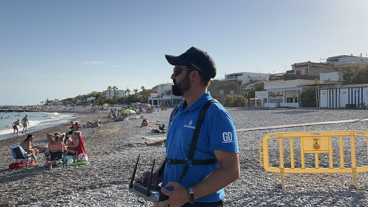 Vigilante de la playa utilizando un dron el pasado verano.