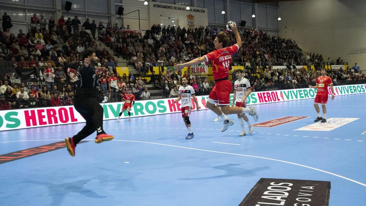 Moya lanza a portería durantre el encuentro.