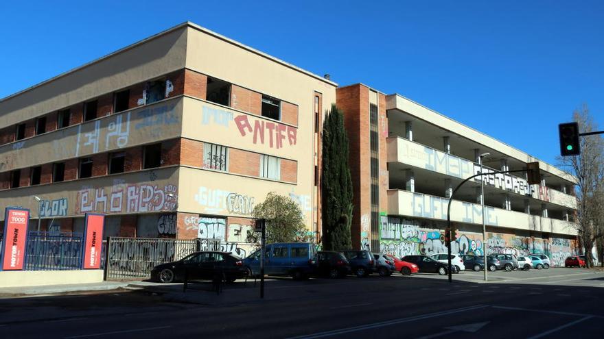 Les naus de l&#039;antiga fàbrica Simon de Girona, on Ensenyament estudia traslladar-hi l&#039;escola d&#039;adults