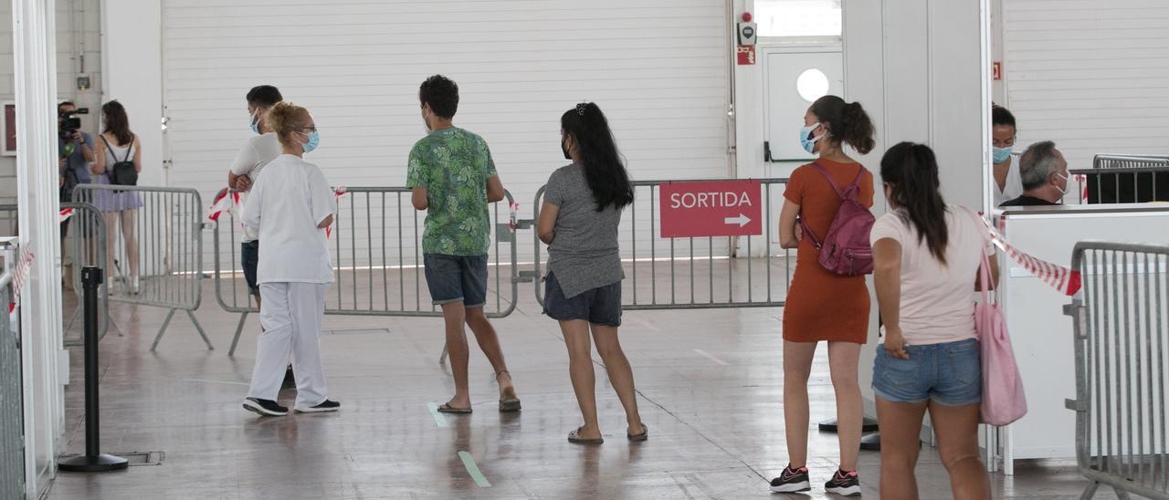 Vacunación de jóvenes en el Recinto Ferial de Ibiza.