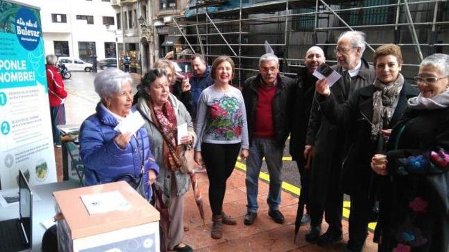 Por la izquierda, Concha Quirós, de la librería Cervantes; Carmen Ruiz-Tilve, cronista oficial de Oviedo, Ana Taboada, concejala de Participación; Luis Manuel Flórez, de Proyecto Hombre; Javier Menéndez, director artístico de la Ópera; Alfonso Toribio, decano de los arquitectos; Ángeles Caso, escritora, e Isabel González Bermejo, edil de Somos, ayer por la tarde, junto a una de las urnas ubicadas en el centro de la ciudad. lne