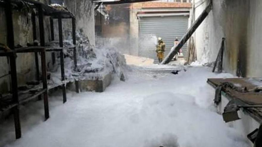 Interior del almacén destruido por el fuego.