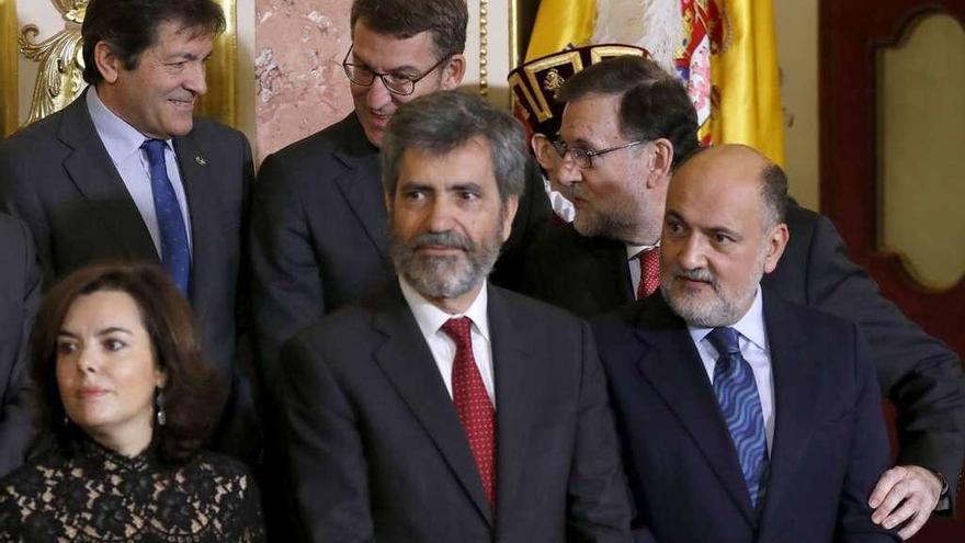 Pensando en el PSOE  |  El presidente Rajoy acompañó de una foto con el presidente de la gestora del PSOE, Javier Fernández, el siguiente tuit: &quot;Con mesura, diálogo y anteponiendo los intereses de los españoles, podemos lograr acuerdos que beneficien a todos&quot;. Con anterioridad, el jefe del Ejecutivo también había coincidido con Fernández en la foto del acto oficial,junto a la vicepresidenta del Gobierno, Soraya Sáenz de Santamaría, y los presidentes del Consejo General del Poder Judicial y del Tribunal Supremo, Carlos Lesmes (centro), y el del Tribunal Constitucional, Francisco Pérez de los Cobos (dcha.), además del presidente de Galicia, Núñez Feijóo.