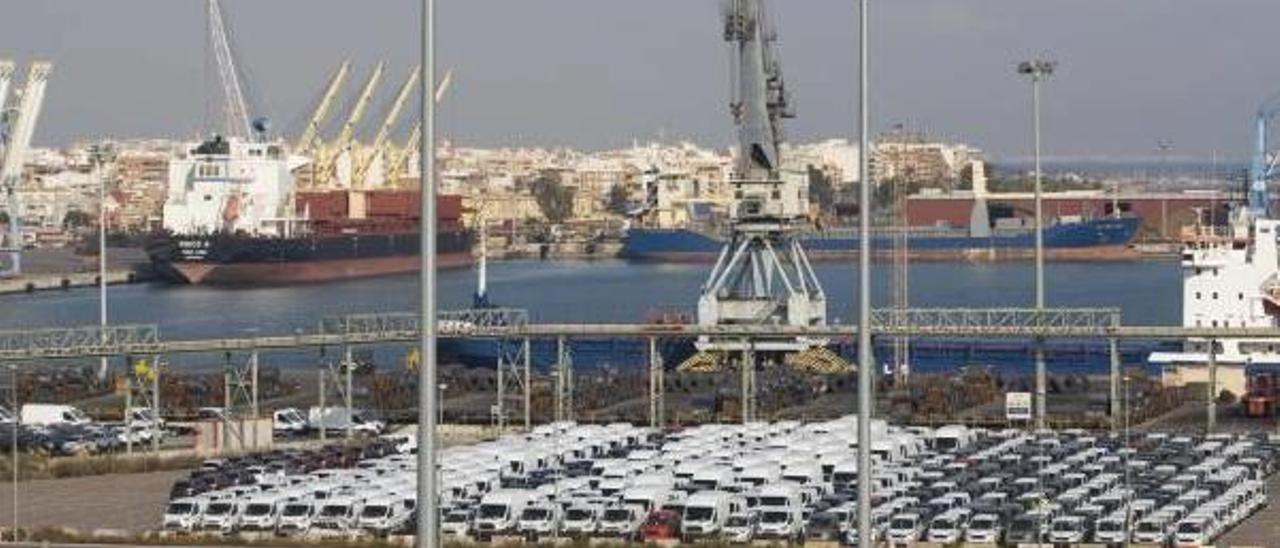 Terminal de vehículos en el puerto de Sagunt, gestionado por la APV.