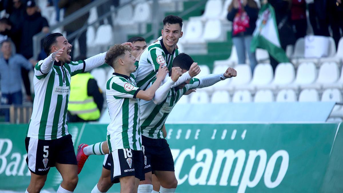 Viedma, Adrián Fuentes, Simo y Luismi Redondo celebran con Willy Ledesma el tanto del ‘pichichi’ del Córdoba ayer ante el Panadería Pulido.