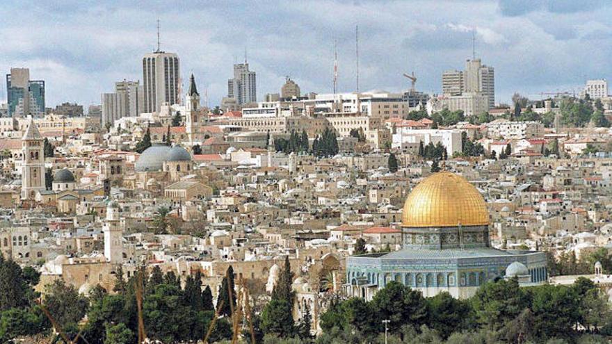 Vista de la Ciudad Santa de Jerusalén con la dorada Cúpula de la Roca.