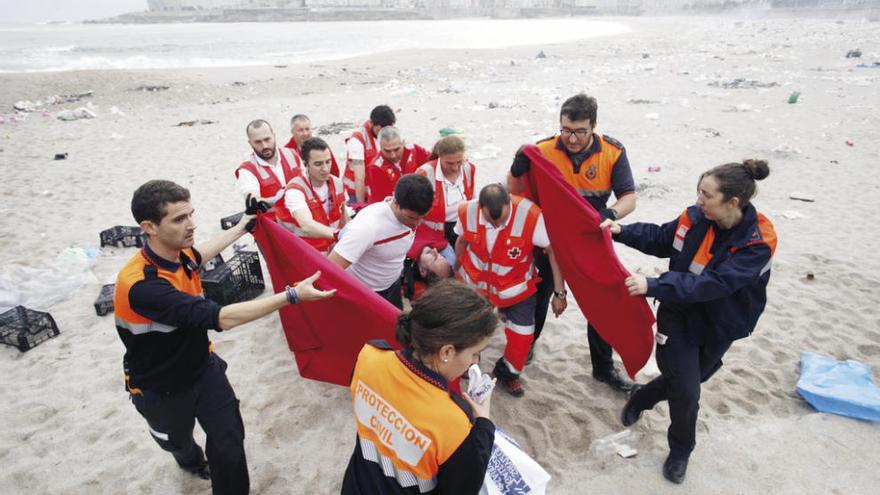 Un policía, a punto de ahogarse al socorrer a un joven en la playa coruñesa del Orzán