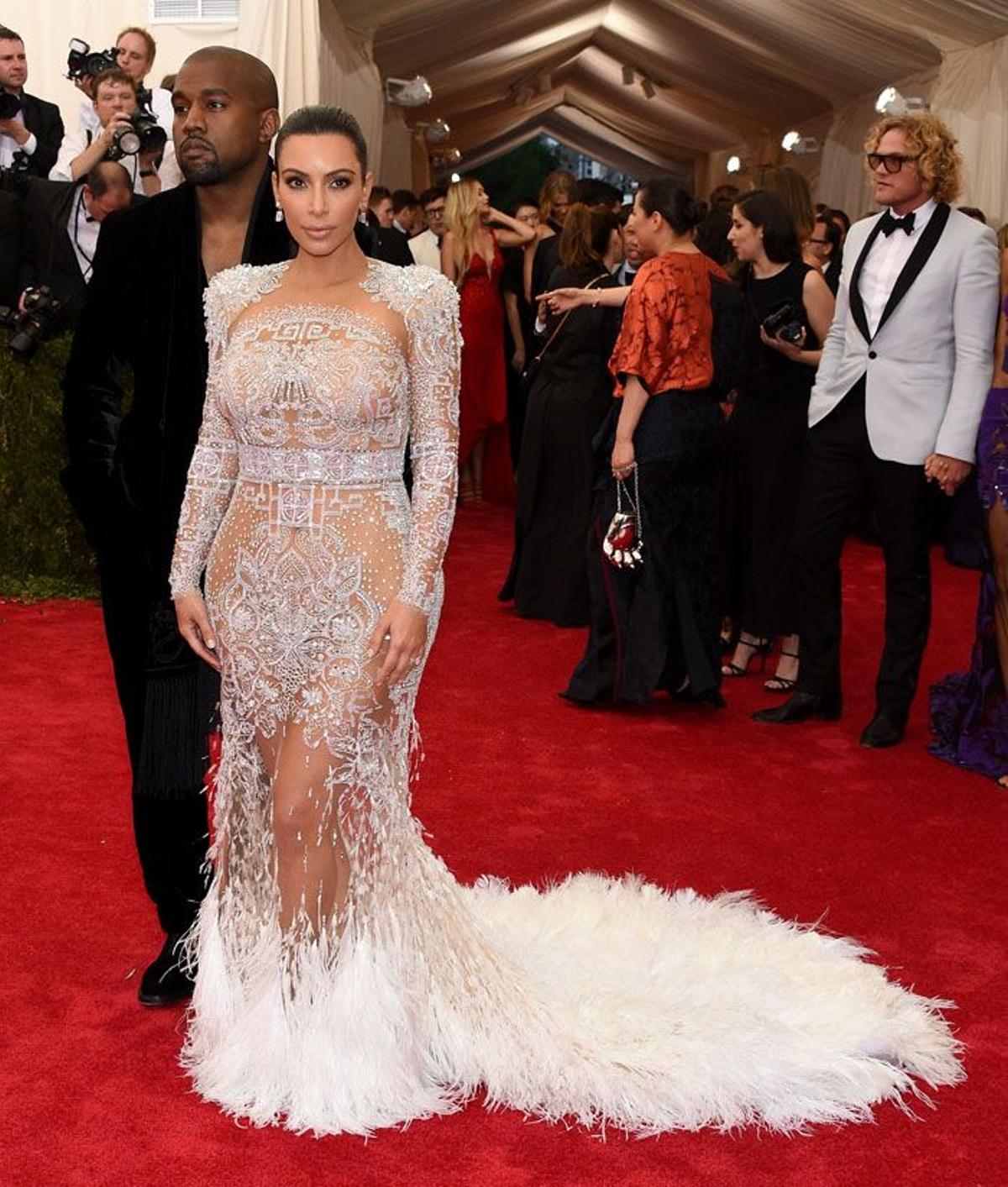 De estilo similar, Kim Kardashian llevó transparencias a la Gala Met 2015