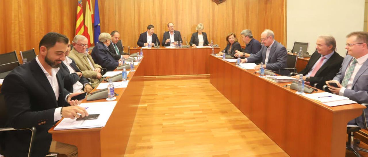 El salón de plenos del Ayuntamiento de Orihuela acogió la reunión del foro Fuerza Vega Baja.