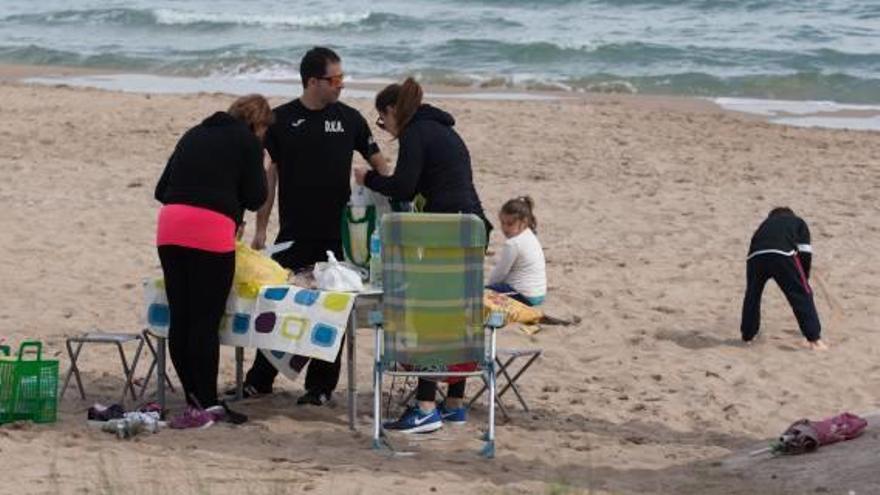 La playa de Arenales concentró varios grupos de familia y amigos, y los más atrevidos se dieron un baño.