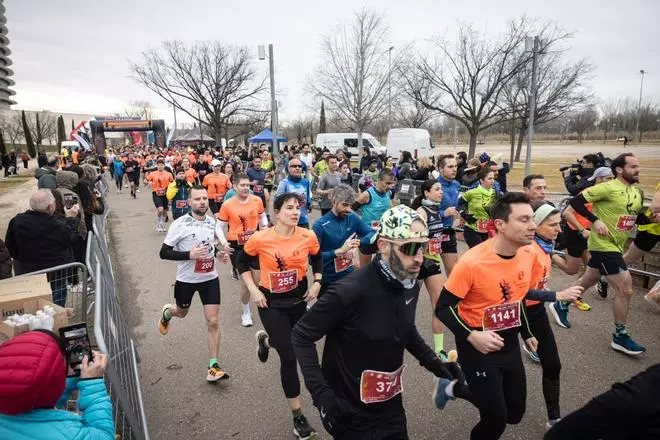 En imágenes | Cientos de corredores acuden a la Carrera del Roscón en el Parque del Agua de Zaragoza