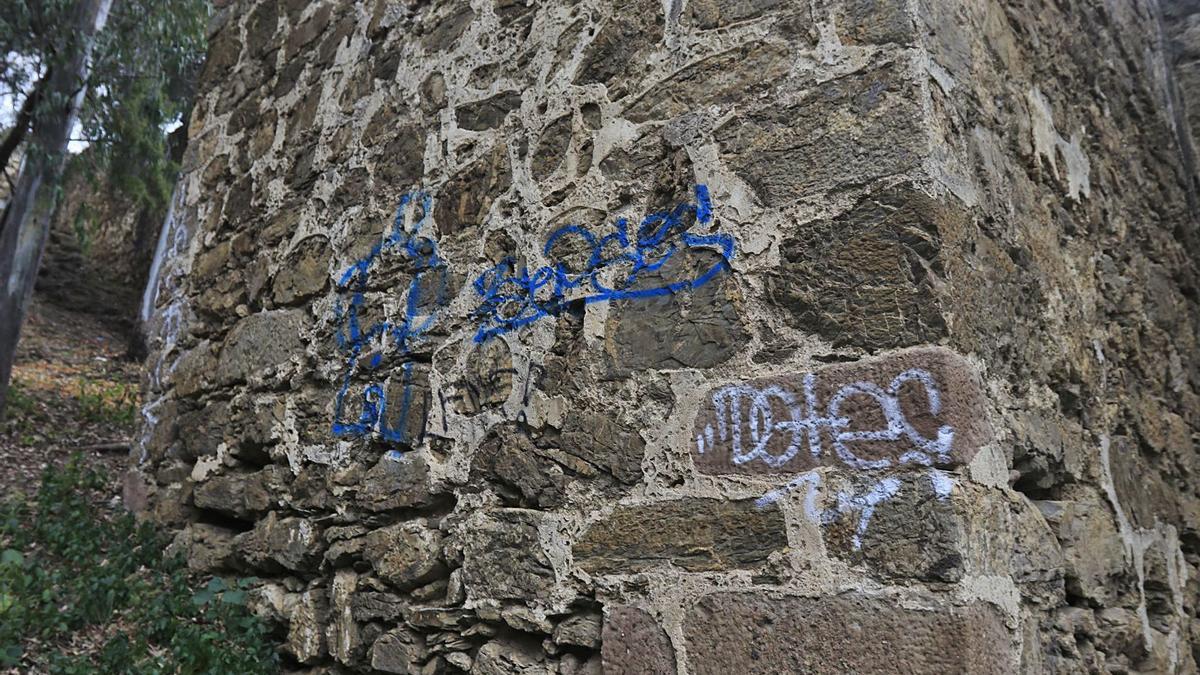 Detalle de algunas pintadas en la coracha terrestre, hace unos días.