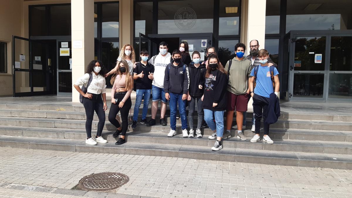 Los estudiantes de 4º de ESO y 1º de PMAR participantes en el certamen y sus profesores de Ciencias.