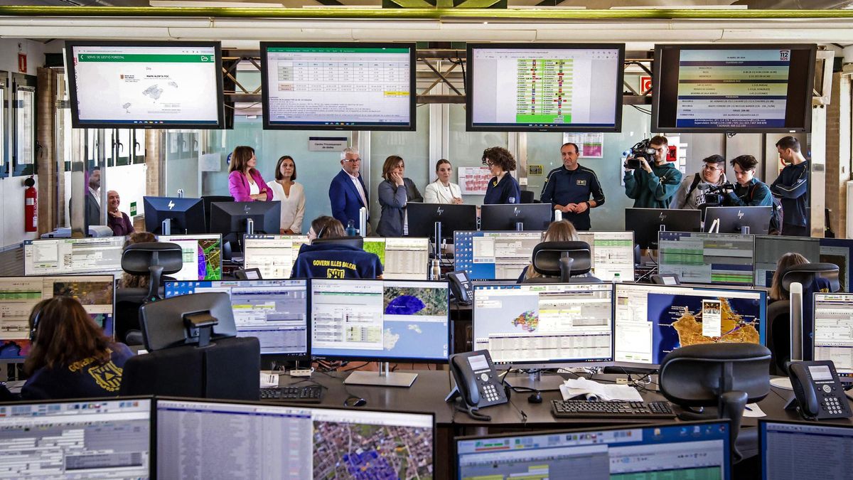 Blick in den Saal der Rettungsleitstelle 112 in Marratxí. Hier laufen die Anrufe aus der Bevölkerung ein.