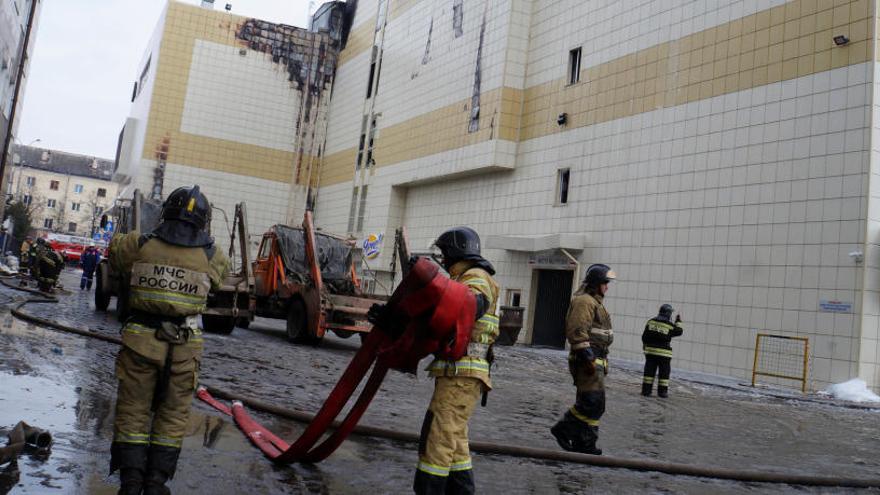 Bombers treballant en l&#039;incendi.