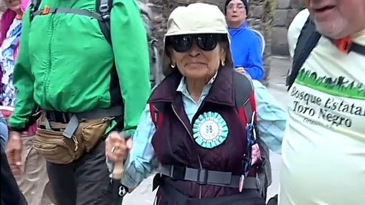 Le aplauden cada vez que entra a un bar