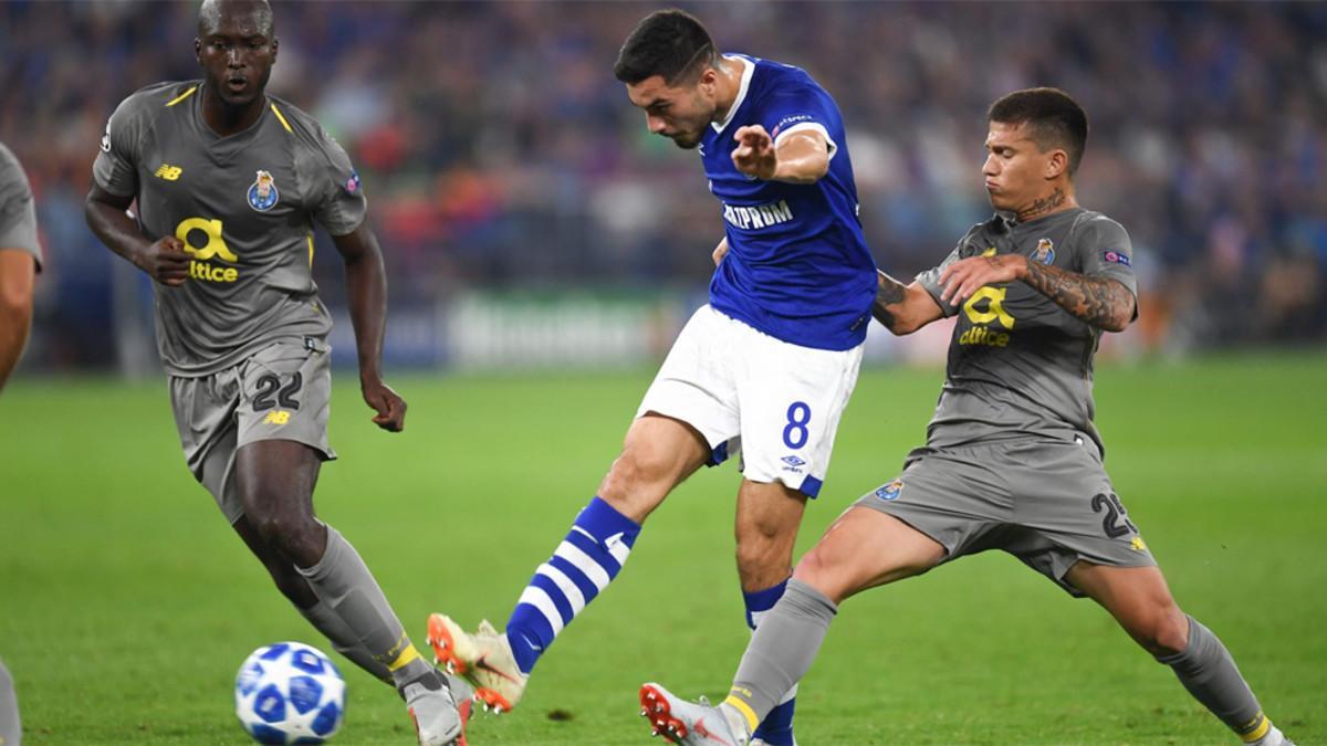 Suat Serdar (centro) y el brasileño Otavinho (derecha) durante el Schalke 04- Porto de la Champions 2018/19