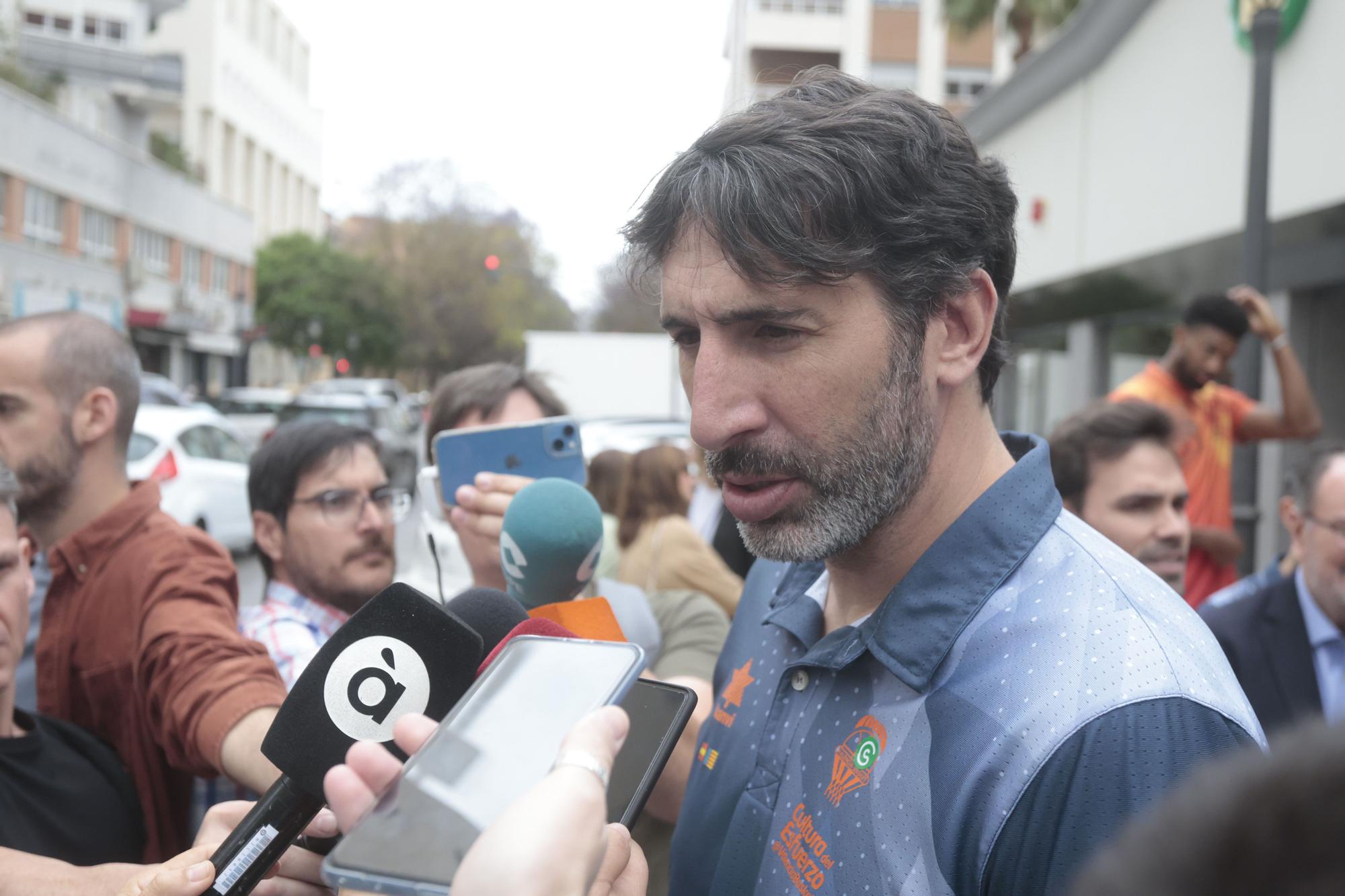 Mesa de cuestación contra el cáncer con Valencia Basket, Juan Roig y Hortensia Herrero