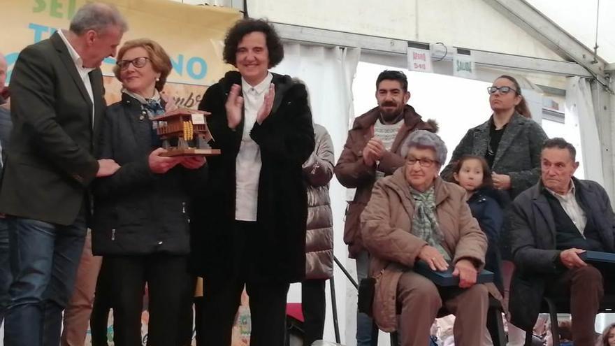 Hortensia González, junto a la consejera de Cultura, Berta Piñán, recoge el premio a la mejor castaña junto a los &quot;Paisanos del año&quot;, Josefina Suárez y Armando Hevia, sentados a la derecha.