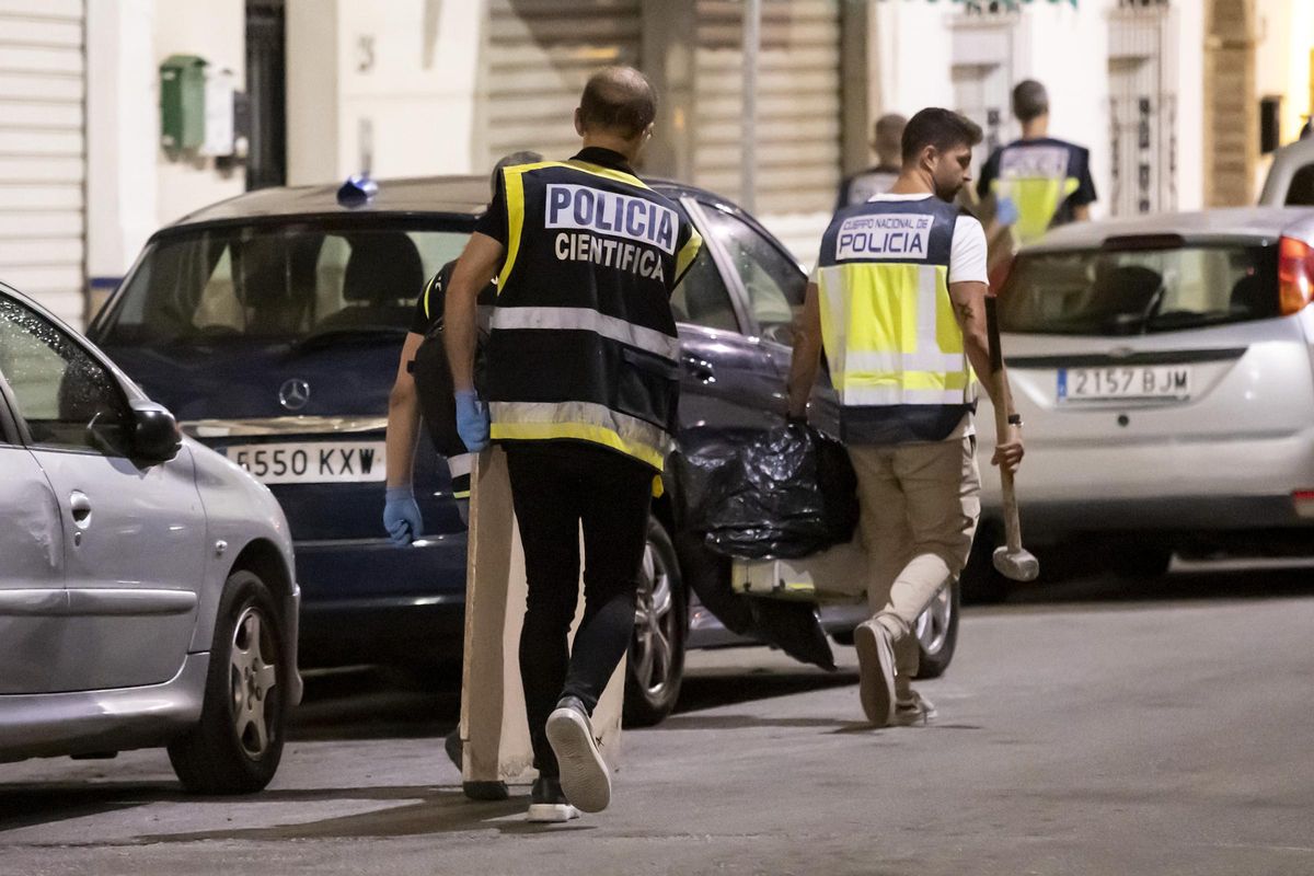 Varios de los agentes que han participado en la recuperación del cuerpo.