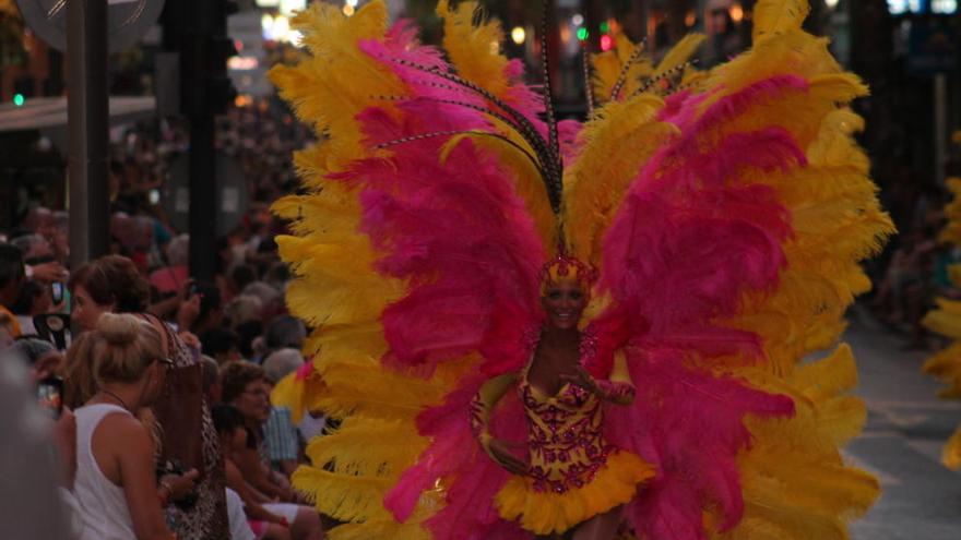 La comparsa la Sal de Torrevieja, durante el desfile de ayer