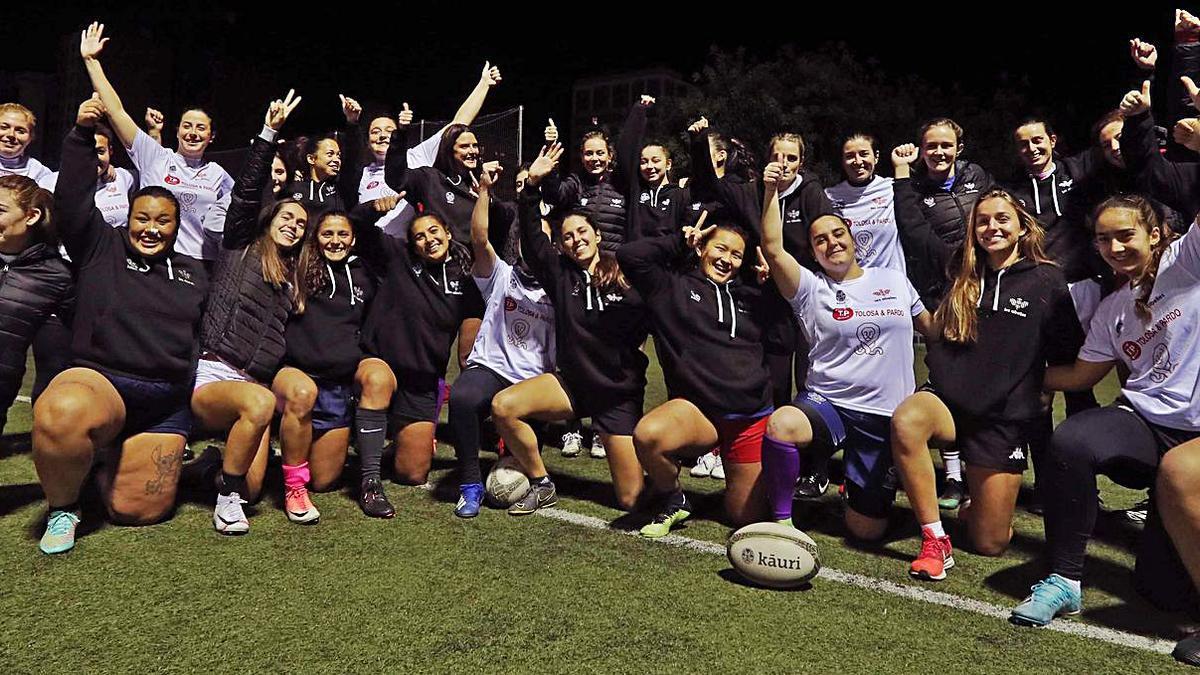 El equipo femenino de Les Abelles posa en el Campo El Pantera del Polideportivo Quatre Carreres. | J.M. LÓPEZ