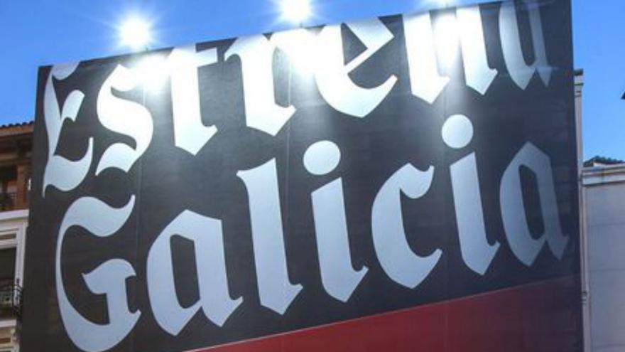 Lona desplegada con la publicidad de Estrella Galicia.