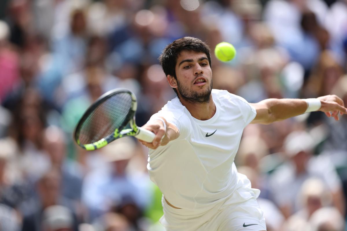 Wimbledon (United Kingdom), 16/07/2023.- Carlos Alcaraz of Spain in action during the Men’s Singles final match against Novak Djokovic of Serbia at the Wimbledon Championships, Wimbledon, Britain, 16 July 2023. (Tenis, España, Reino Unido) EFE/EPA/NEIL HALL EDITORIAL USE ONLY